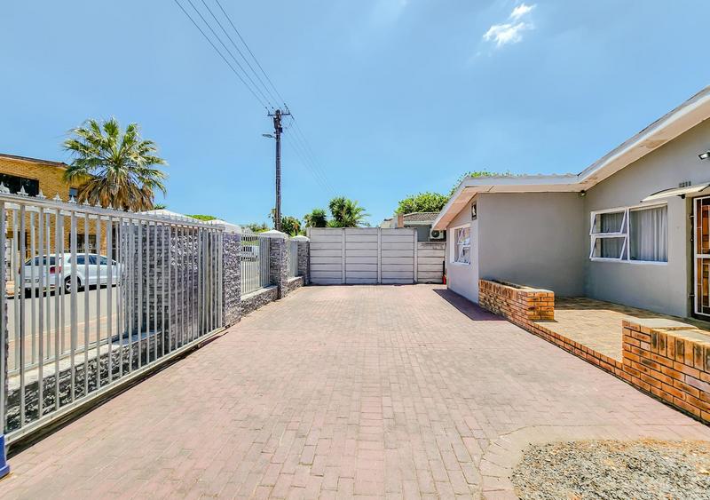 4 Bedroom Property for Sale in Peerless Park North Western Cape